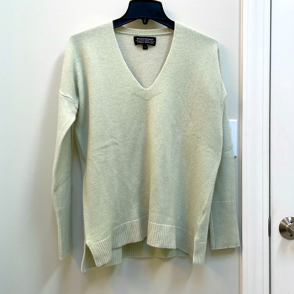 Banana Republic Todd and Duncan V-Neck Dolman Sleeve Cashmere Sweater